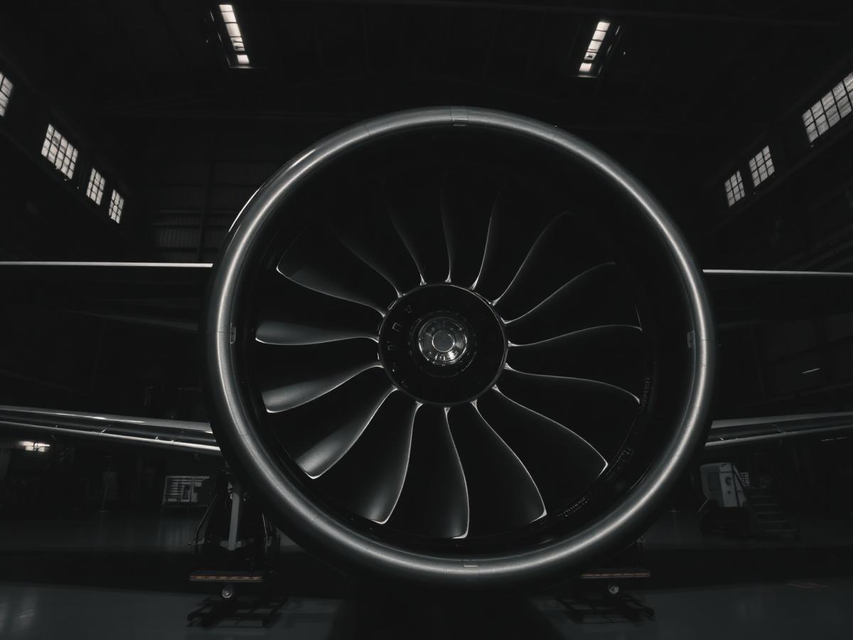 Motor aeronáutico aberto para inspeção em hangar de manutenção